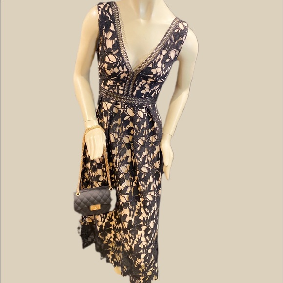 Romeo & Juliet Couture Dresses & Skirts - Ladies Romeo & Juliet V-neck, lace overlay dress